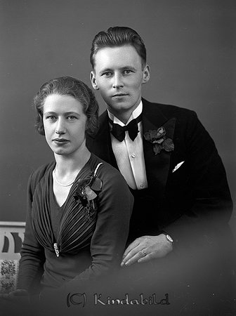 Hugo Jansson Vaggeryd
raja
Man och kvinna han klädd i kostym hon i klänning

Nyckelord: Jansson Vaggeryd