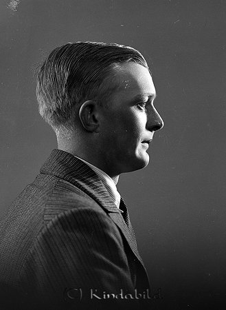 Aldor Karlsson Hycklinge
raja
Man klädd i skjorta slipsa och kavaj

raja
Cementarbetare Aldor Karlsson född 1910 i Hycklinge.
Gift 1939 med Svea Margareta född Gustavsson 1913 i Kalmar län.
1950 bodde de i Sjögård Hycklinge med dotter Sibyl Margareta Kristina född 1940. De bor kvar där 1970.
Källa: Folkräkning 
Källa: Gerd Pettersson

Nyckelord: Karlsson Hycklinge