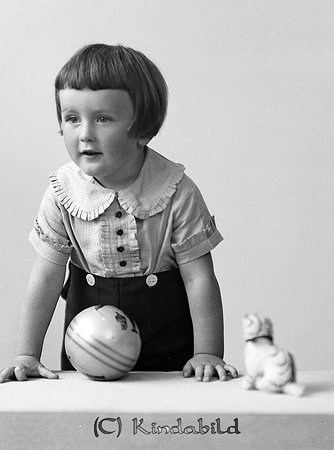 Rune Johansson Runegård Kisa
raja
Ett barn klätt i kortärmad skjorta och kortbyxor

raja
Rune Johansson född 1931 i Kisa, son till Gustaf Erik Johansson född 1897 i Vårdnäs och Kristina Teresia född Källman 1901 i Rättvik. familjen bodde i Runegård Kisa.
Rune Johansson gift med Maj från Norrbotten.
Barn: Thomas och Per född i Kisa, samt Maria Monica Kristina född 1964 i Linköping.
Källa: Folkräkning 1950 och 1970 
Källa: Gerd Pettersson

Nyckelord: Johansson Kisa