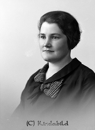 Ester Holmberg Egna Hem
raja
Kvinna klädd i mörk klänning  

raja
Ester Holmberg född Karlsson 1905 i Södra Vi.
Gift med bilverkstadarbetaren Oskar Gunnar Martin Holmberg född 1902 i Oppeby.
Son: Nils Gunnar Ingemar född 1941 i Kisa.
Familjen bodde 1950 i Hästen 1 Kisa garveri.
Källa: folkräkning 1950 
Källa: Gerd Pettersson

Nyckelord: Holmberg Egna Hem