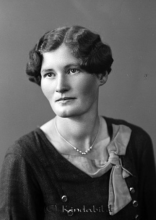 Margit Hultenius Tjusemåla Hycklinge
raja
Kvinna klädd i mörk klänning och med ett halsband runt halsen  

raja
Margit Hultenius född 1915 i Hycklinge.
Gift 1935 med Sven Allan Fransson född 1911 i Vist.
Barn: Sina född 1935 i Hyckoinge
Inger född 1936 i Hycklinge
Vivan född 1937 i Hycklinge
Stig född 1940 i Oppeby
Leif född 1943 i Kisa
Sven Gert född 1950 i Överum
Källa: folkräkning 1950 
Källa: Gerd Pettersson

Nyckelord: Hultenius Hycklinge