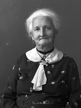 Fru Mannerberg Kisa
raja
Kvinna klädd i mörk klänning med små blommor på

raja
Gertrud Henriette Manneberg född Holmberg 1859,
gift 1891 med kyrkoherden Carl Johan G:son Manneberg född 1853 i Gammalkil.
Barn;
Ebba Gertrud Elisabet född 1892 i Svinhult, ogift, död 1958 i Kisa.
Allan född 1900 i Svinhult, gift 1930 med Agda Sofia född 1900 i Kisa. Allan Manneberg dog 1972 i Nacka.
Källa: Sv dödbok 
Källa: Gerd Pettersson

Nyckelord: Mannerberg Kisa
