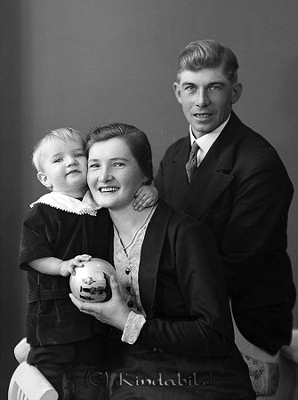 Johan Andersson Brunebo Horn
raja
Mor och far med sitt barn

raja
Johan Axel Andersson född 1904 i Horn och Anna Viktoria Gustafsson född 1903 med sonen Axel Bertil född 1933 i Horn.
Källa: Församlingsbok Horn 1925-1935 
Källa: Gerd Pettersson

Nyckelord: Andersson Horn