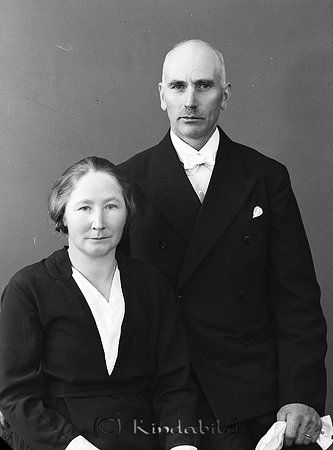 G E Johansson Lilla Måla Ulrika
raja
Man och kvinna han klädd i kostym hon i klänning

raja
Arrendatorn Gustaf Emil Johansson född 1883 och hushållerskan Annie Johansson född 1899 vigda 1934. De bor kvar i Måla 1944 enl Kisa församlingsbok. Gustaf Emil Johansson dog 1970 Gamla Eksjövägen Kisa. 
Källa: Gerd Pettersson

Nyckelord: Johansson Ulrika