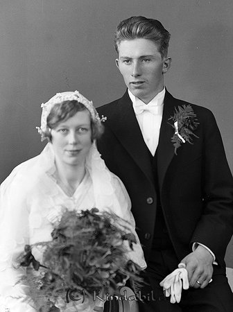John Carlsson Brunebo Horn
raja 
Brudpar             

raja
John Herbert Karlsson född 1910, jordbruksarbetare Hökhult
 och Ingrid Viola Kristina Axelsson född 1915 hemmansägaredotter i Brunebo.
 Källa: Vigselbok Horn
 De bosatte sig i Hökhult. John Karlsson omkom vid skogsarbete 1943. Ingrid dog 1957.
 Källa: Sv dödbok 
Nyckelord: Carlsson Horn