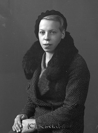 Ruth Oskarsson Bollkind Kisa
raja
Kvinna klädd i kappa med pälskrage och basker på huvudet

raja
Rut Ragnhild Oskarsson född 1917 i Kisa. Hon var gift med vägarbetaren Johan August Kristoffersson född 1913 i Kisa.
 Barn:
 Solveig, Mona, Bruno, Roland, Sture och Sören och Inger.
 Familjen bodde i Lyckhem Prästgatan Kisa.
 Källa: Folkräkning 1950 och Studiegruppen hembygdsgården 

Nyckelord: Oskarsson Kisa