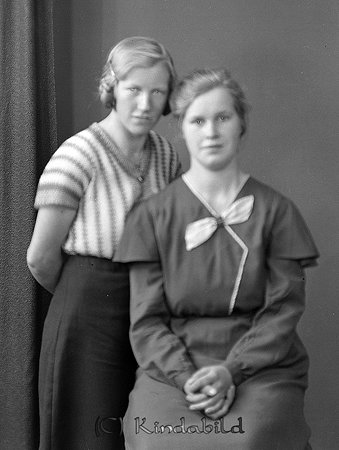Ella Göransson Gröninge Hycklinge
raja
Två kvinnor klädda i klänningar

raja
Till vänster Ellen Göransson född 1911 i Kisa.
Hon var gift 1935 med Sixten Fredrik Andersson född 1902 i Hycklinge.
Barn: Göte född 1937 i Horn
Karl-Erik född 1939 i Hycklinge
Nils Arne född 1941 i Horn
Elisabet född 1945 i Hycklinge
Källa: Folkräkning 1950 
Källa: Gerd Pettersson

Nyckelord: Göransson Hycklinge