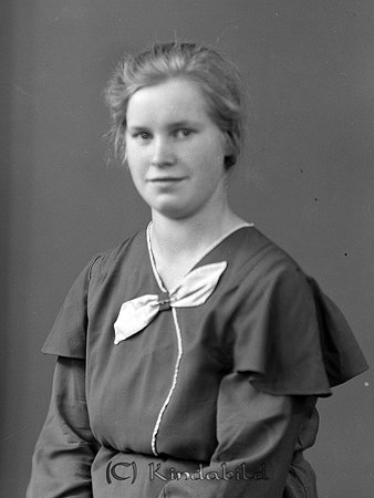 Betty Svensson Åsarp Ulrika
raja
Kvinna klädd i klänning

raja 
Betty född 1916, dotter till Axel och Ebba Svensson. Pappan var torpare i Gölkullen Mjölsefall 1908-1932. I Viprödsle 1932-1938.
Hon gifte sig med Anton Gustavsson från Stampen Friggestorp Kisa. Han dog 1948 i Västra Harg. Betty gifte om sig med Gösta Zandersson. Hon dog 2002 i Skänninge.
Källa: Familjer och Gårdar i Ulrika 
Källa: Gerd Pettersson 

Nyckelord: Svensson Ulrika