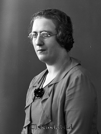 Fru Persson Tidersrum
raja
Kvinna klädd i klänning

raja
Evelyn Persson, född Möller, kantor och lärare i Tidersrum. Hon var född 1900 i Medelby. Hon kom 1926 till Tidersrum. 1930 gifte hon sig med sjökaptenen John Bernhard Persson född 1899 i �?stra Nöbbelöf.
Källa: Kyrkoarkiv Tidersrum 
Källa: Gerd Pettersson


Nyckelord: Persson Tidersrum