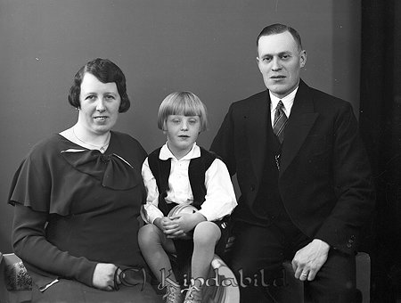 Bernt Asklöf Horn
raja
Mor och far med sitt barn

raja
Möbelsnickare Carl Asklöf (1890-1951) med hustru Astrid född Johansson (1895-1985) med sonen Carl Bernt Joel född 1930 i Horn
 1970 bodde han med familj i Järna Södermanland.
 Astrid drev Asklöfs Café och Konditori på Flarkavägen 25 i Horn.
 Källa: Studiegruppen Horn och Folkräkning 1970 och Sv dödbok 
Nyckelord: Asklöf Horn