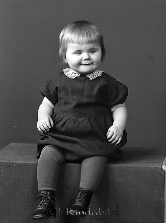 Viola Olsson Folkinge Kisa
raja
Liten flicka klädd i dress

raja
Viola Ingrid Margareta Olsson född 1933, dotter till arr Gustav Henrik Olsson och Ingrid Anna Sofia Andersson.
Sture Gustaf född 1932 i Kisa
Viola född 1933. Hon dog 1944 i Stockholm.
Barn: Ann-Britt Barbro Augusta född 1931 i Kisa
Källa: Kyrkoarkiv Kisa
Källa: Gerd Pettersson


Nyckelord: Olsson Kisa