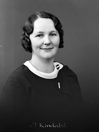 Maria Lantz Kisa
raja
Detta är inte Sigrid Maria Lantz född i Kisa utan det är Linny Marta Maria Lantz född Hellberg född 24/10 1895 i Högby, död 21/9 1947 i Kisa. Hon var gift med Hilding Lantz och hans foto finns oxå här på Kindabild. Båda fotona är tagna 1934. Min farbror har ett exakt likadant foto på Maja (hon kallades det) som han fått av en nära släkting till Maja.
Källa: Marie

Nyckelord: Lantz Kisa