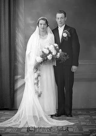 Lander Karlsson Kisa
raja 
Brudpar      

raja
Lander Karlsson var född 1902 i Hycklinge. Dog 1989 i Hycklinge.
 Bruden Kerstin Ingeborg född 1906 i Hycklinge och död 1983 i Hycklinge.
 Lander Karlsson drev busstrafik tillsammans med "Buss-Pelle" Pettersson, började i Kisa på Enebygatan där Kisa Ilbud senare flyttade in. Lander flyttade sedan tillbaka till Hycklinge.
 Källa; Studiegruppen hembygdsgården      
Nyckelord: Karlsson Kisa