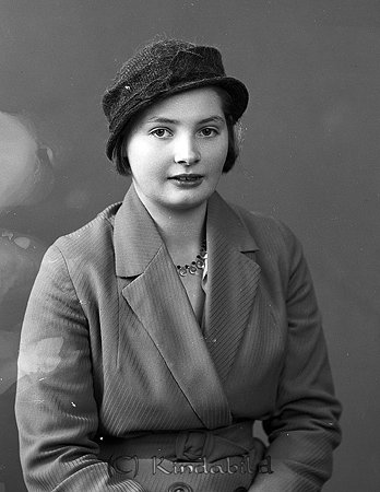 Ingrid Nilsson Vånga Oppeby
raja
Kvinna klädd i kappa och hatt på huvudet

raja
Ingrid Nilsson född 1918 i Hägerstad, dotter till skräddaren Johan Hugo Nilsson född 1891 i Horn och hans hustru Sigrid Karlsdotter född 190 i Hycklinge
Familjen hade 10 barn och bodde i Lustbacken Övra Vånga Hägerstad.
Källa: Folkräkning 1924-1933. 
Källa: Gerd Pettersson

Nyckelord: Nilsson Oppeby