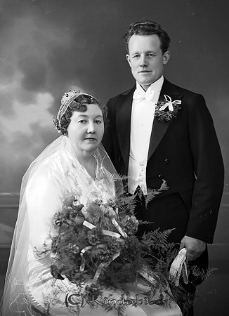 Axel Andersson Trosa
raja 
Brudpar           

raja
Lantbr Axel Andersson Karlslund Trosa och sjuksköterskan Kisa lasarett Agnes Eriksson född 1897-06-14 De tog namnet Algegård.
Källa: Folkräkning 1860-1947 
Källa: Gerd Pettersson

Nyckelord: Andersson Trosa