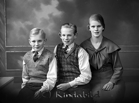 Barnen Svensson Kisa
raja
Syskonskara

Nyckelord: Svensson Kisa