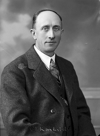 Axel Pettersson Ryda Björkfors
raja
Man klädd i skjorta slipsa och kavaj

raja
Axel Pettersson född 1892 i Oppeby, gift 1936 med Edit född Svensson 1906 i Rydaholm.
 Barn:
 Inga Kajsa född 1939
 Margareta född 1941
 Lennart född 1944.
 Källa: Studiegruppen hembygdsgården 
Nyckelord: Pettersson Björkfors