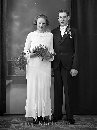 Evert Thun Nygärde Kisa
raja 
Brudpar            

raja
Evert Thun från Västrum socken i Kalmar län född 1911 och död 1995 i Kisa. Evert Thun var gift med Dagny Margareta född Malmström 1909 i Motala. De hade en dotter Monika född 1946.
 Familjen bodde i Solbacka Kölefors 1950.
 Källa: Folkräkning 1950 
Källa: Gerd Pettersson 

Nyckelord: Thun Kisa