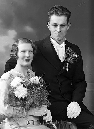 Alvar Johansson Svalsjö
raja 
Brudpar           

raja
Brudparet Alvar Johansson och Agnes född Gustavsson. Hon kom från Svensbo och var syster till Evert Gustavsson som bodde på Gammelgårdsgatan.
 Alvar och Agnes hade två barn Gunnel och Inge.
 Alvar byggde hus på Linnégatan strax intill korset vid Grönedegatan.
 Källa: Studiegruppen hembygdsgården 
Nyckelord: Johansson Svalsjö
