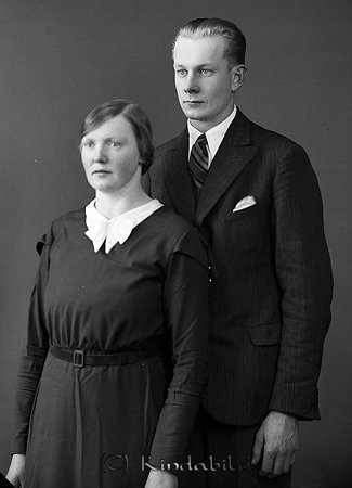 David Jonsson Fröåsa Björkhult
raja
Man och kvinna han klädd i kostym hon i klänning

raja
Byggnadssnickare David Jonsson född 1911 i Tjärstad och Ellen född Johansson i Södra Vi.
 Barn:
 Jan född 1938
 Tore född 1939
 Stig född 1943
 Sören född 1945
 Ulla
 Håkan
 Familjen bodde 1950 i Furulid Kisa
 Källa: Studiegruppen hembygdsgården och Folkräkning 1950
Nyckelord: Jonsson Björkhult