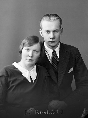 David Jonsson Fröåsa Björkhult
raja
Man och kvinna han klädd i kostym hon i klänning

Nyckelord: Johansson Björkhult