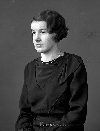 Göta Johansson Korpklev Kisa
raja
Kvinna klädd i mörk klänning  

raja
Göta Elisabet Johansson född 1918 i Södra Vi, dotter till skogsförman Jakob August Johansson och Ida Maria Gustafsson. Hon gifte sig med Karl Gustaf Gösta Eugén från Stockholm och de bosatte sig i Linköping.
Källa: Kykoarkiv Kisa 
Källa: Gerd Pettersson

Nyckelord: Johansson Kisa