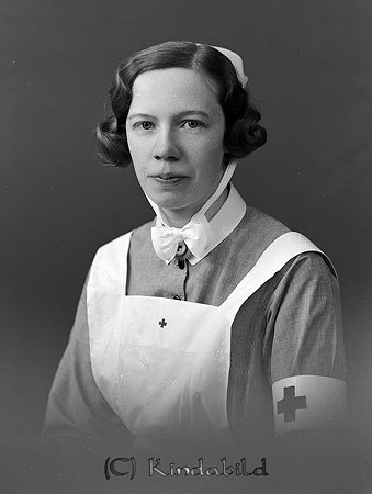 Elsa Johansson Lasarettet Kisa
raja
Kvinna klädd i sjuksköterske-kläder

raja
Elsa Johansson var distriktssköterska i Kisa. Hon bodde i samma hus som Sandströms Modeaffär.
Källa: Studiegruppen hembygdsgården. 
Nyckelord: Johansson Kisa