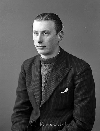 Erik Lindström Stenstugan Horn
raja
Man klädd i stickad tröja under en kavaj

raja
Erik Lindström född 1914 i Horn. Byggde fastigheten Gullsäter 
norr om Motorcentrum, utfarten mot Linköping.
Han hade bilverkstad i Rimforsa. 
Han var gift med Majlis och hade barnen Bruno, Maud, Monika och Anders.
Källa: Studiegruppen hembygdsgården. 
Nyckelord: Lindström Horn