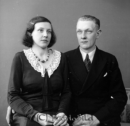 Gunnar Carlsson Hjälmoeryd Tidersrum
raja
Man och kvinna han klädd i kostym hon i klänning

raja
Gunnar (1910-1991 och Elin (1911-1995) bytte namn från Karlsson till Kindén. 
Källa: Studiegruppen hembygdsgården. 
Nyckelord: Carlsson Tidersrum
