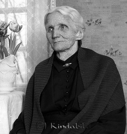 Fru Anna Pettersson Kisa
raja
Kvinna som sitter vid ett bord fyllt med blommor

Nyckelord: Pettersson Kisa