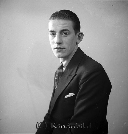 Nils Jacobsson Kisa
raja
Man klädd i skjorta slipsa och kavaj 

raja
Nils Jakobsson (1915-1967) allmänt kallad "Nisse-Jeppe".
Barbarberare i Gästgivaregården.
Han var revy/spexmakare. �?stgötamästare i spjut. Duktig i orientering, skidor och bandy.
Han var gift första gången med Gunilla från Hitthem.
Andra gången med en danska Tove. De hade två söner som nu bor i Danmark.
Källa: Studiegruppen hembygdsgården. 
Nyckelord: Jacobsson Kisa