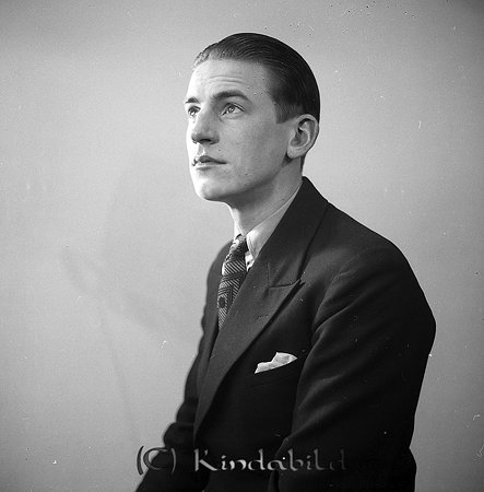 Nils Jacobsson Kisa
raja
Man klädd i skjorta slipsa och kavaj 

Nyckelord: Jacobsson Kisa