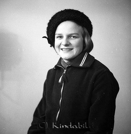 Fröken Margareta Lindblad Kisa
raja
Kvinna klädd i mörk kappa och med en mössa på huvudet

raja
Margareta Lindblad, dotter till fjärdingsman Karl och Signe Lindblad, Nygatan 35 Kisa
Källa: Studiegruppen hembygdsgården.
 
Nyckelord: Lindblad Kisa