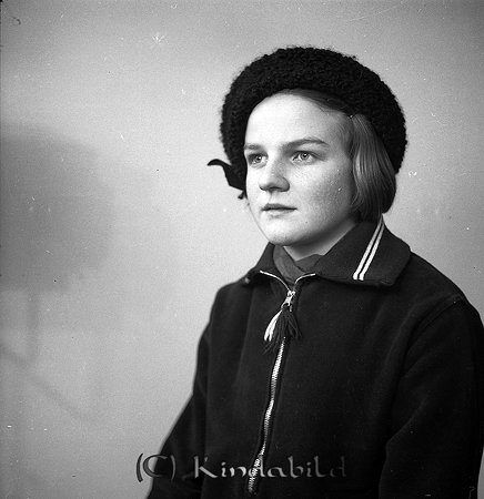Fröken Margareta Lindblad Kisa
raja
Kvinna klädd i mörk kappa och med en mössa på huvudet

Nyckelord: Lindblad Kisa