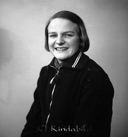 Fröken Margareta Lindblad Kisa
raja
Kvinna klädd i mörk kappa  
Nyckelord: Lindblad Kisa