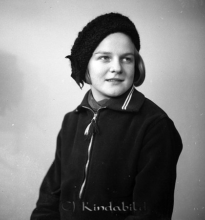 Fröken Margareta Lindblad Kisa
raja
Kvinna klädd i mörk kappa och med en mössa på huvudet

Nyckelord: Lindblad Kisa