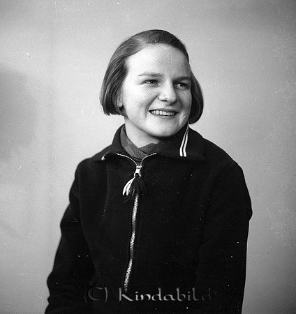 Fröken Margareta Lindblad Kisa
raja
Kvinna klädd i mörk kappa  
Nyckelord: Lindblad Kisa