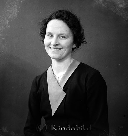 Nanna Fall Kisa
raja
Kvinna klädd i mörk klänning med ljus krage

raja
Nanna Fall Årteryd Hägerstad. Fadern var nämndeman Gottfrid Fall.
Hon var född 1908 i Hägerstad.
Nanna hade en stickmaskin som hon bl a stickade strumpor med.
Hon dog 1991 på Kindagård.
Källa: Studiegruppen hembygdsgården. 
Nyckelord: Fall Kisa