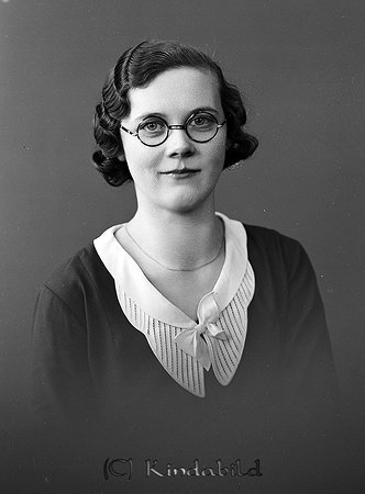 Göta Andersson Kisa
raja
Kvinna klädd i mörk klänning med ljus krage

raja
Göta Andersson, född 1915 i Kisa, död 1997. 
Hon gifte sig med Kurt Hahne. Kurt var delägare i Hahnes Charkuteri. Familjen byggde hus på Linnégatan 22 i Kisa.
Modern till Göta, Anna Andersson kom från Grässvederna Kjettestorp. 
Nyckelord: Andersson Kisa