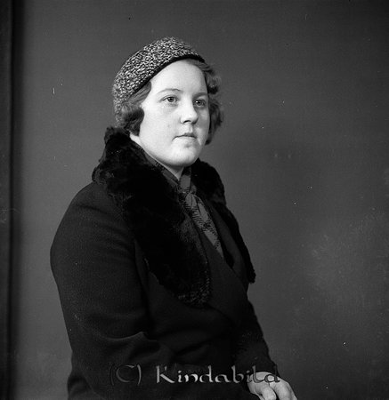 Magda-Lisa Andersson Kisa
raja
Kvinna klädd i mörk kappa med pälskrage och med en hatt på huvudet

Nyckelord: Andersson Kisa