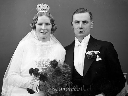 Fridner Ericsson Millingetorp Kisa
raja 
Brudpar              

raja
Maria "Maja" och Fridner Ericsson, Millingetorp Kisa. Fridner var född 1909 i Odensvi och avled 1989 i Millingetorp. Maja var född 1909 i Tidersrum och avled 1984 i Millingetorp.
Fridner var bror med Helmer Ericsson.
Fridner var ordförande i Kisa-Västra Eneby hembygdsförening under många år på 1960-70-talen.
De fick två barn Karl-Erik (1937-2009) och Karin.
Källa: Studiegruppen hembygdsgården. 
Nyckelord: Ericsson Kisa