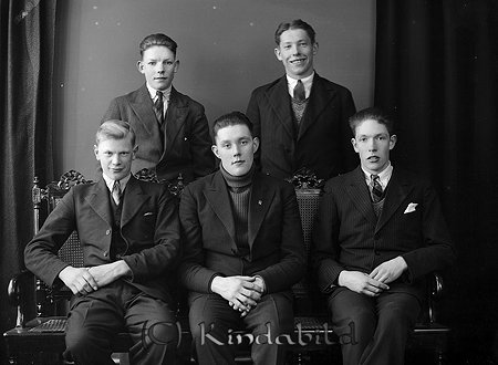 Mönstringspojkar Carl Asklöf Svartmålen Brokind
raja
En samling kostymklädda män

Nyckelord: Asklöf Brokind