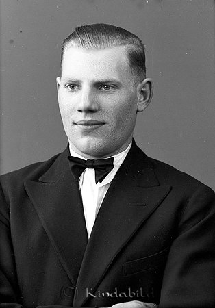 Ramstedt Kisa
raja
Man klädd i skjorta slipsa och kavaj 

mayca
Sixten Vallentin Ramstedt född 1916-08-06 i Hagstugan Korpklev Kisa, son till Peter August och Elin Margareta Ramstedt. Han arbetade som kock på ångaren Margareta när den 1942-07-09 torpiderades av en okänd ubåt utanför Arkösund. Fyra överlevde explosionen, dock inte Sixten och tretton av övriga besättningen. Han hade varit sjöman sedan år 1939 och var på sin tid ordförande i Kisa Cykelklubb och framstående tävlingsåkare på cykel. 
Källa: Tidningsurklipp och www.S/S Margareta Wikipedia.
Nyckelord: Ramstedt Kisa