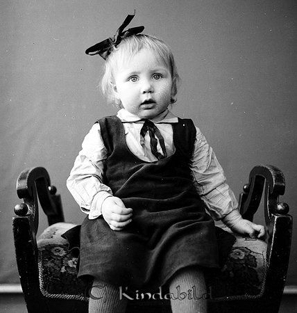 Gunvor Sandelius Kölefors
raja
Liten flicka klädd i klänning och med en rosett i håret

raja
Dotter till Lilly och Alvar Sandelius
Källa: Curth

Nyckelord: Sandelius Kölefors