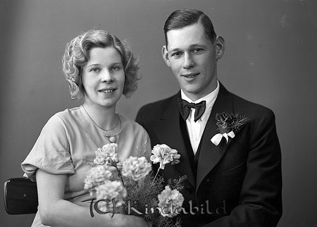 Erik Svensson Kisa
raja 
Brudpar              

raja
Erik och Ingeborg "Bojan" Svensson. Eril "Post-Erik" som han kallades för, körde taxi och posten. Hans far var "Åkare-Svente".
Erik hade syskonen Hugo, Ingrid gift Jakobsson, Greta gift Norell.
Både Erik och Bojan var duktiga underhållare och kunder spela
och sjunga.
Barn: Karl-Erik, Birgitta och Agneta.
Källa: Studiegruppen hembygdsgården 
Nyckelord: Svensson Kisa