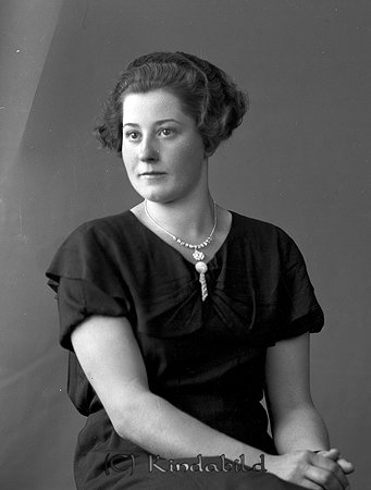 Svea Klang Kvarntorp Kisa
raja
Kvinna klädd i mörk klänning och med ett pärlhalsband runt halsen

raja
Svea född 1916 i Kisa, gift 1936 med Olle Leek Tidersrum.
Källa: Studiegruppen hembygdsgården 
Nyckelord: Klang Kisa