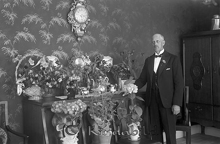 Samuelsson Bergdala Kisa
raja
En man omgiven av blommor

Nyckelord: Samuelsson Kisa