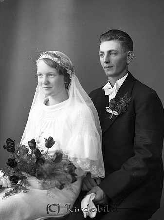Henrik Carlsson Hökhult Horn
raja 
Brudpar            

raja
Henrik Gustaf Valdemar Karlsson född 1909, arrendator i Hökhult och Karin Viola Ottosson född 1910. 1970 bodde i Nora stad och hade en son Per Henrik Tage född 1936 i Horn
Källa: Vigselbok Horn 
Källa: Gerd Pettersson

Nyckelord: Carlsson Horn