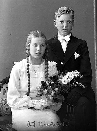 Lindqvist Kisa
raja
Konfirmationsfoto

raja
Svea och Göte Lindqvist, barn till skogvaktare Carl Gustaf och Helga Maria Lindqvist. Göte 1921-2005 och Svea gift Klenfeldt 1919-2012 
Källa: Gerd Pettersson 

Nyckelord: Lindqvist Kisa