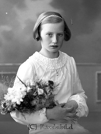 Lilly Jakobsson Kisa
raja
Konfirmationsfoto

raja
Lilly född 1921, äldsta systern till Olle Jakobsson. Hon var gift med Assar Eriksson född 1917 i Vilhelmina.
Lilly arbetade på Mästersöm i Vimmerby, men flyttade sedan till Lidingö. Assar arbetade som vaktmästare på stora fastigheter i Lidingö. Lilly dog 1986 i Lidingö.
Källa: Studiegruppen hembygdsgården 
Nyckelord: Jakobsson Kisa